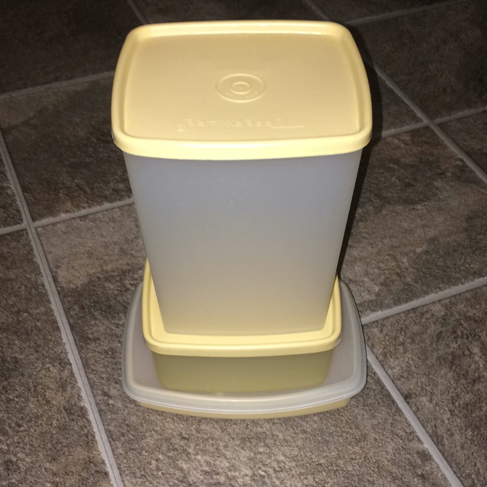 3 Tupperware containers - Picture 4 of 5